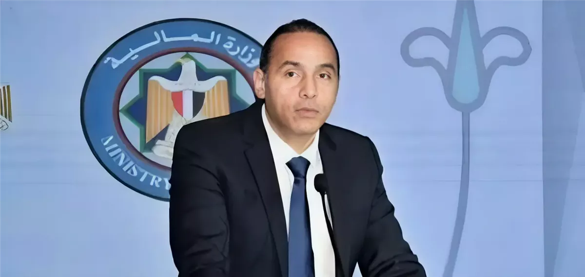 إسلام عزام يتسلم رئاسة الرقابة المالية بقرار جمهوري