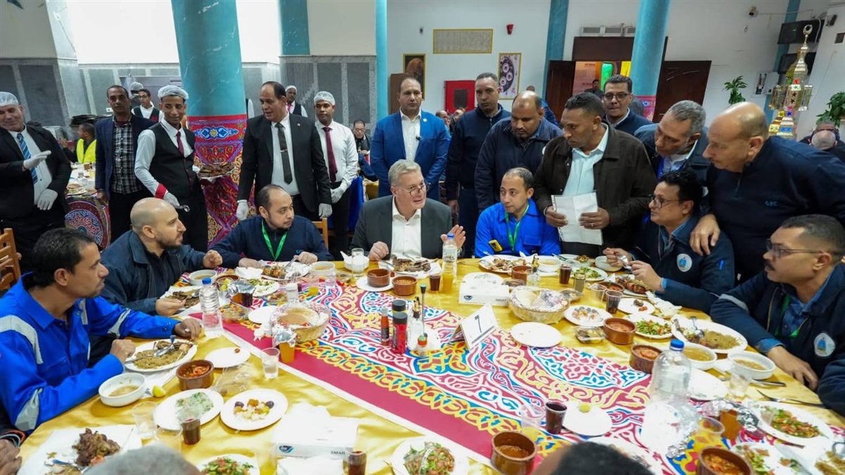 وزير البترول يشارك العاملين إفطار رمضان برأس غارب