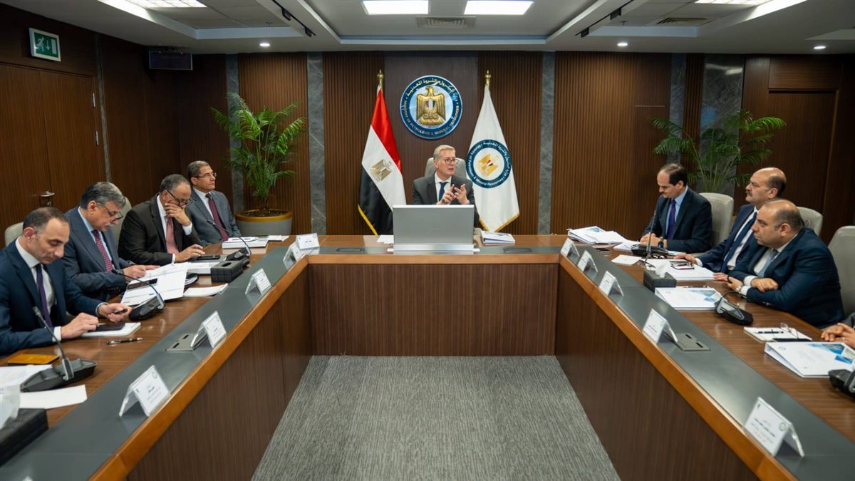 كريم بدوي يناقش خطط الغاز الطبيعي والاستثمار في قطاع الطاقة