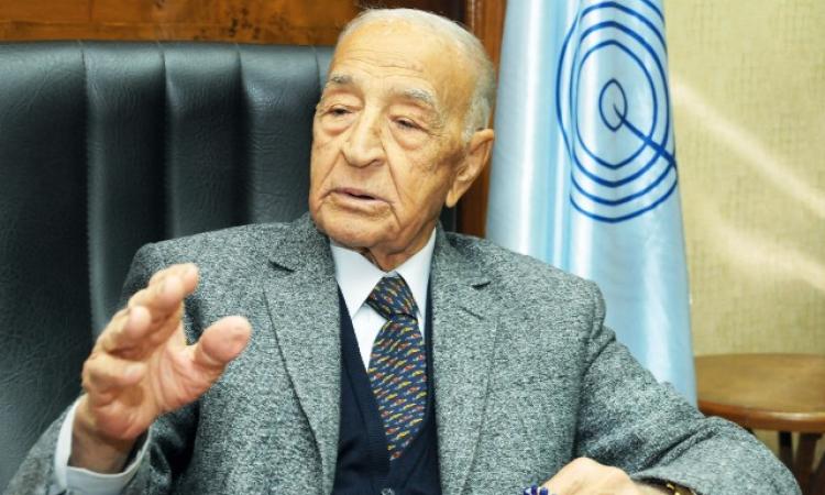 وفاة الإذاعي الكبير فهمي عمر “شيخ الإذاعيين”