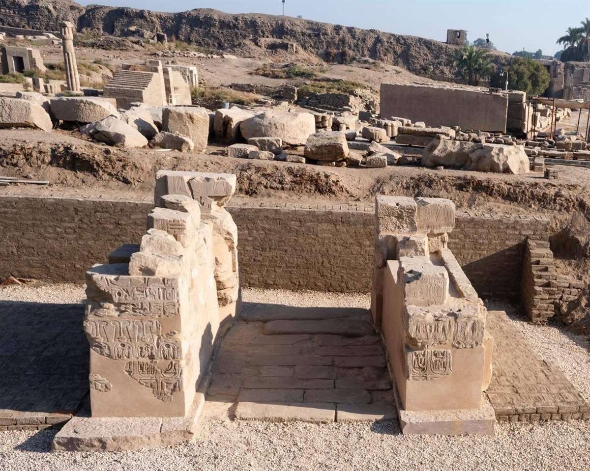 الكرنك يستعيد بوابة رمسيس الثالث ويكشف لوحة تيبيريوس
