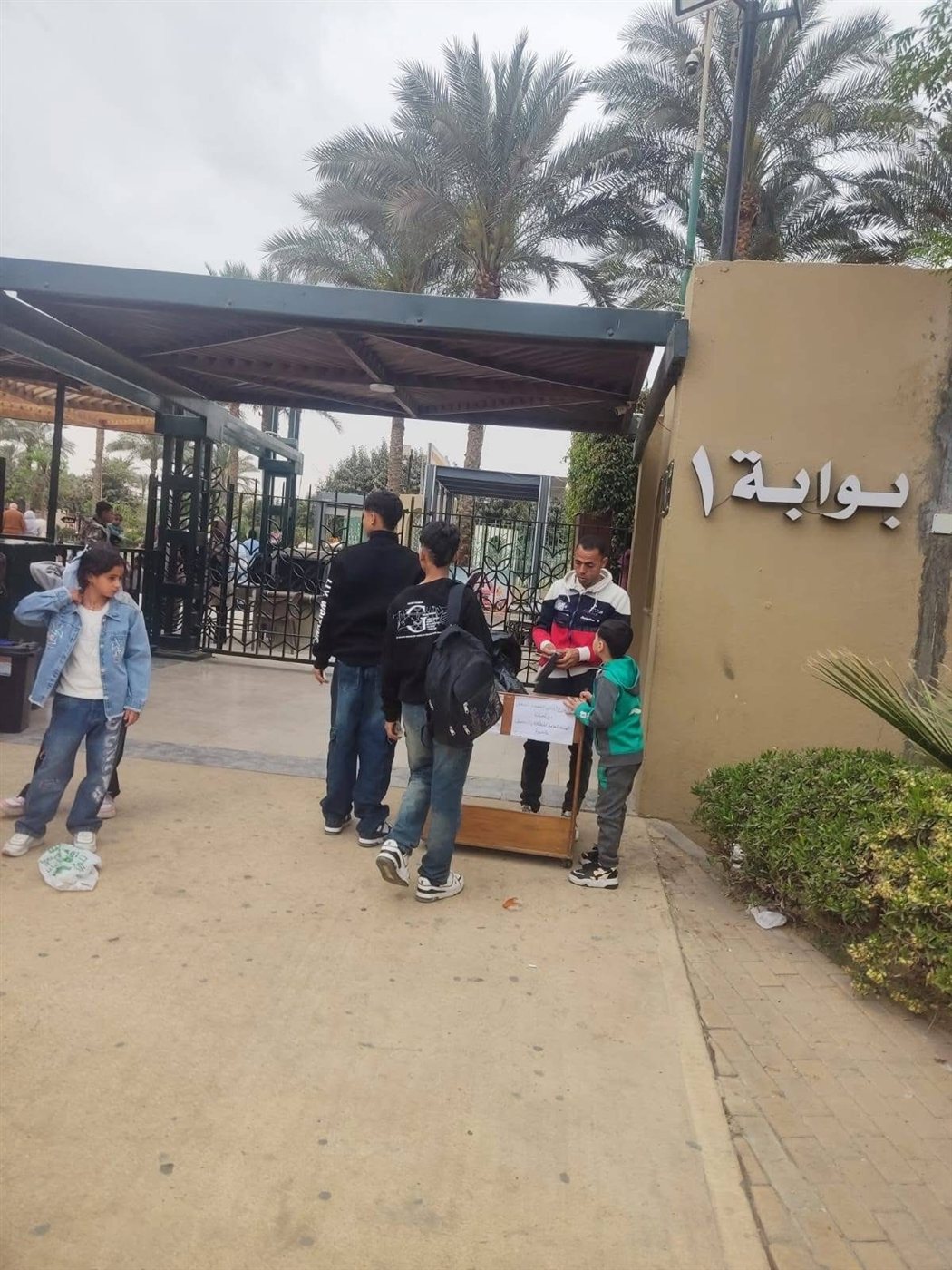 الجيزة توزع أكياس قمامة مجانية في الحدائق خلال عيد الفطر