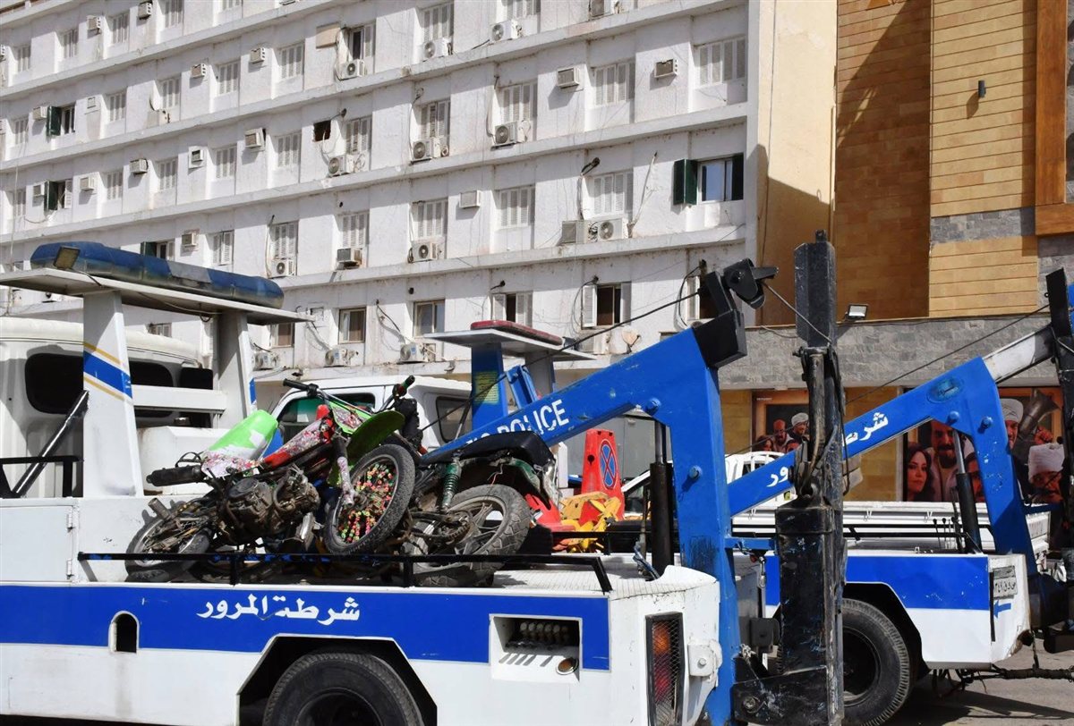 محافظ أسوان يوجه بحملات مرورية لضبط الدراجات النارية المخالفة