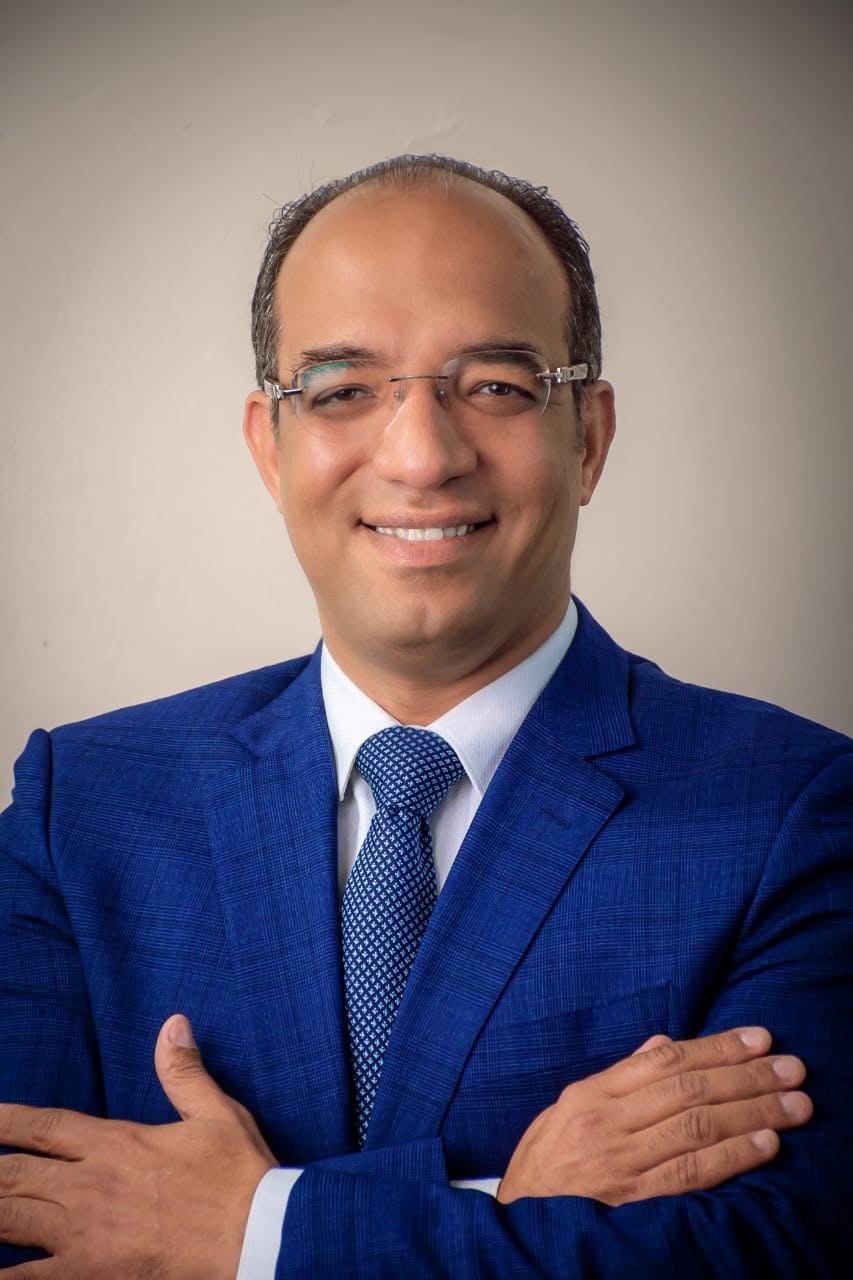 علي مهران يناقش خطة توزيع الأطقم الطبية بأسيوط