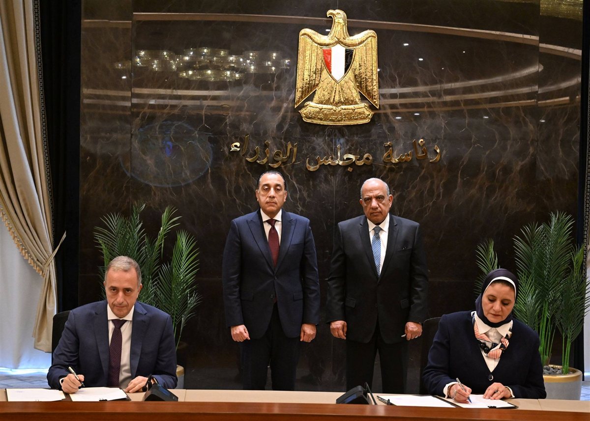 وزير الكهرباء يوقع اتفاقيات الطاقة المتجددة مع القطاع الخاص 