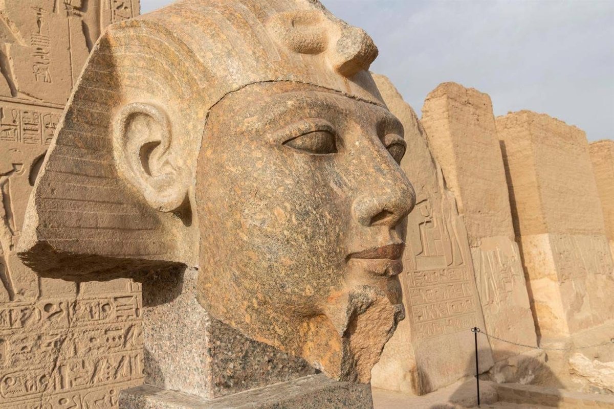 رأس تمثال من الجرانيت للملك رمسيس الثاني داخل معبده في أبيدوس