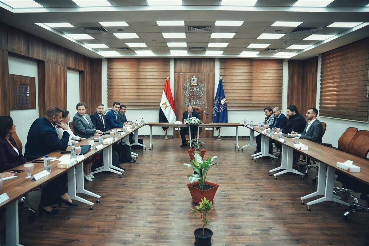 هيئة الدواء تبحث التعاون في المستلزمات الطبية مع إدواردز وكابيتال آيز