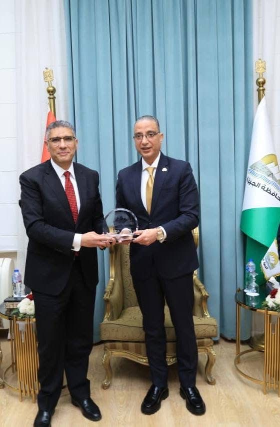 تكريم محافظ الجيزة السابق عادل النجار وإهداؤه درع المحافظة