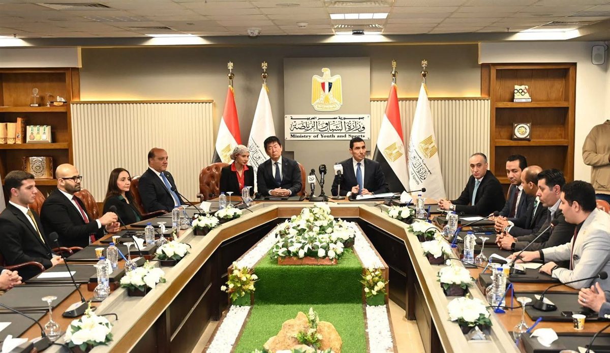 وزير الشباب والرياضة يشهد توقيع عقد استضافة بطولة العالم لجمباز الأيروبيك 2028