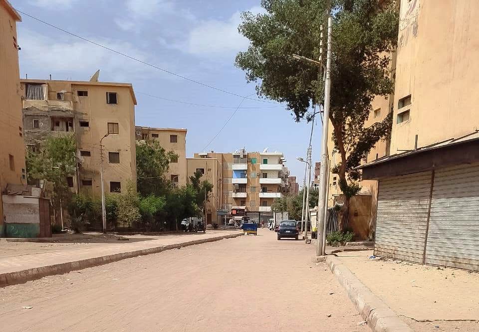 أعمال نظافة ورفع تراكمات بالشوارع الداخلية في السيل الجديد بأسوان