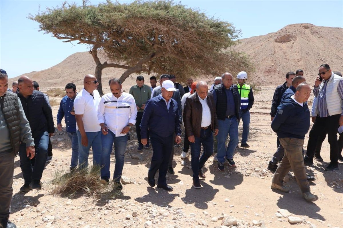 وزيرا النقل والكهرباء خلال زيارة مشروعات طاقة الرياح