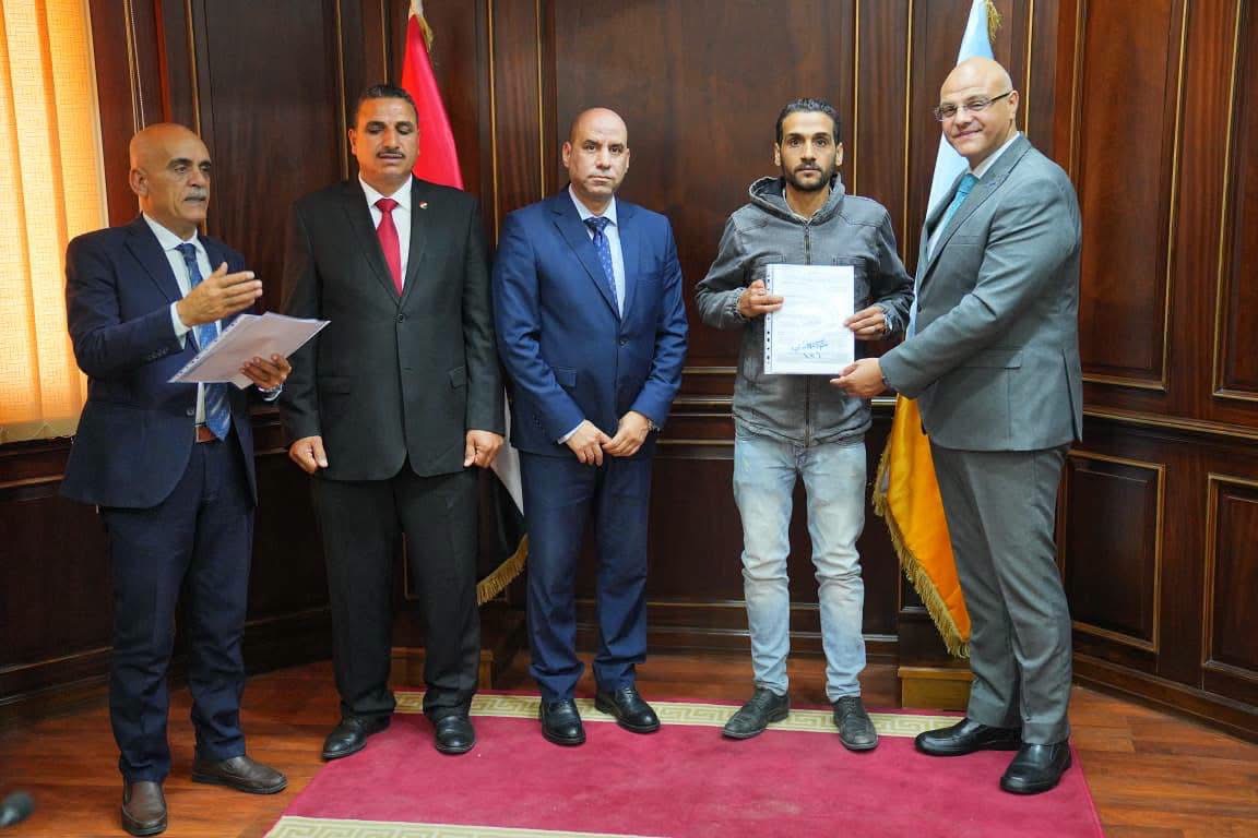 وزير العمل يسلم عقود عمل لذوي الهمم في الإسكندرية