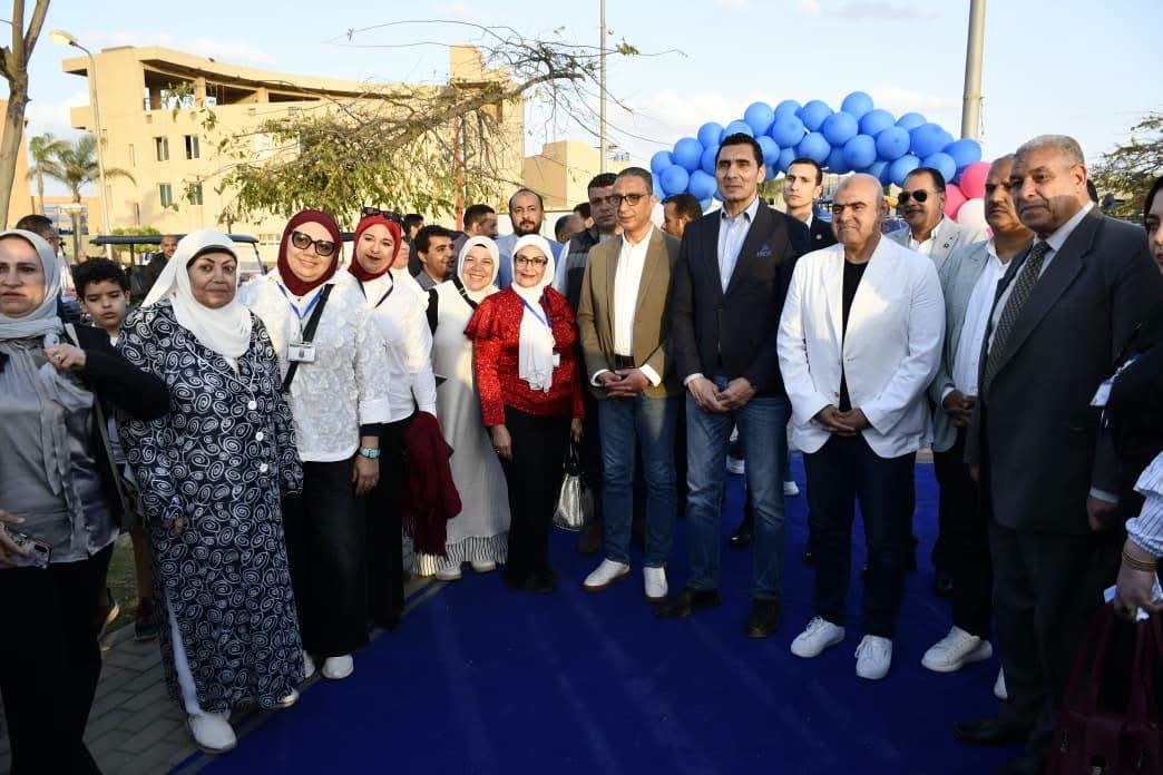 وزير الرياضة ومحافظ الجيزة يختتمان جولتهما التفقدية بزيارة نادي 6 أكتوبر
