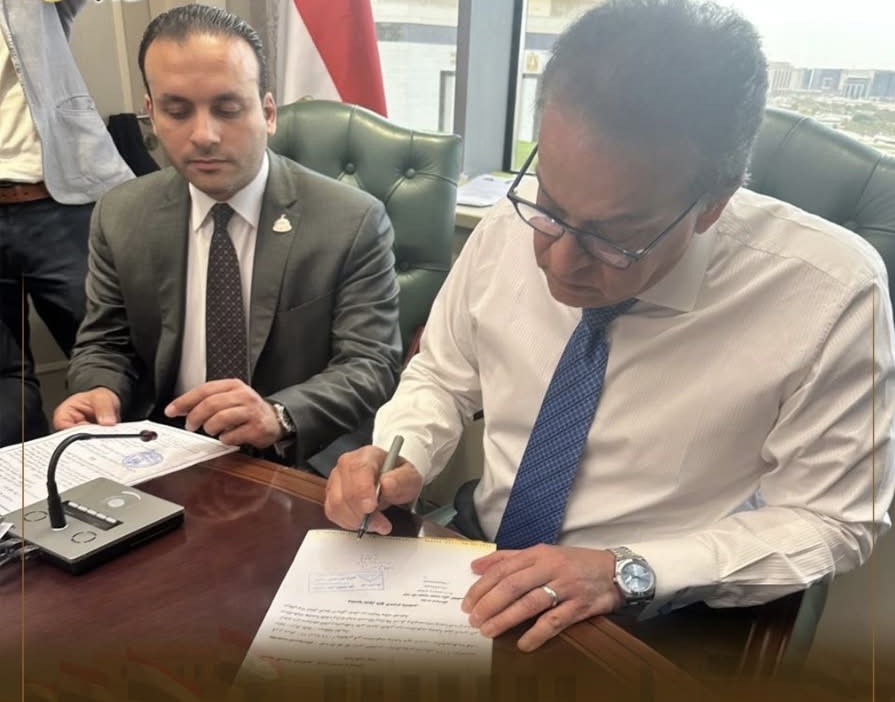 عمرو فهمي يعرض احتياجات المحلة الصحية على الوزير