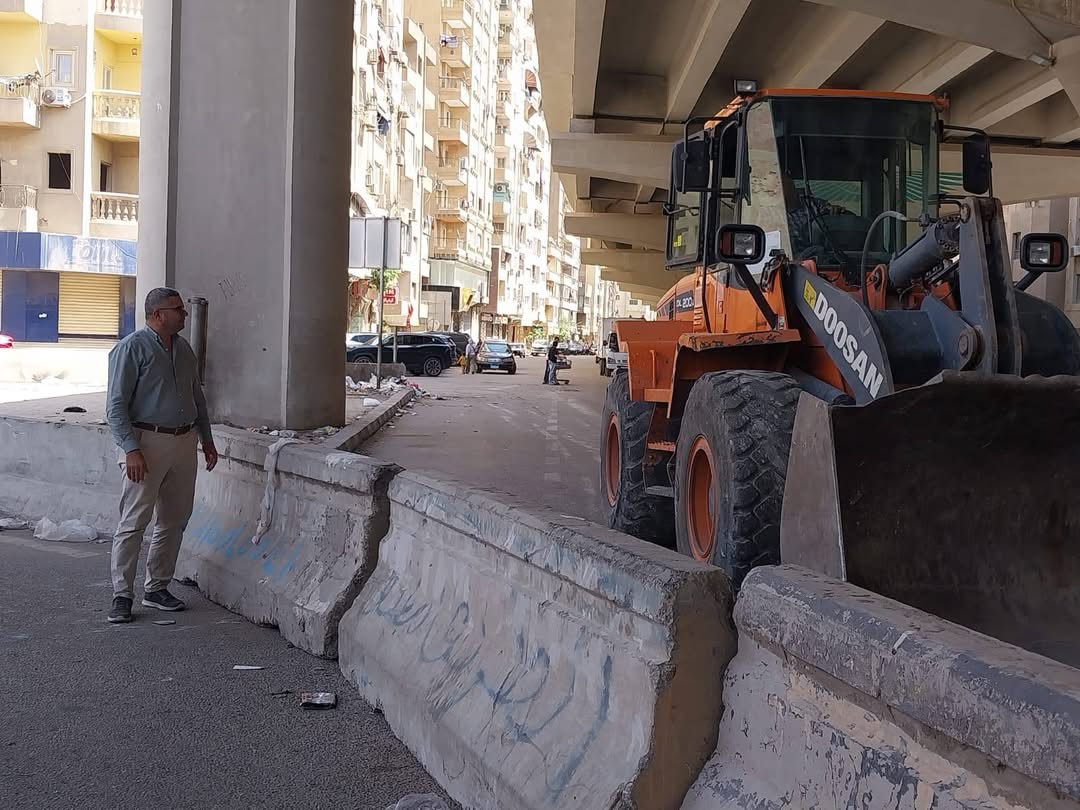 تركيب حواجز خرسانية بشارع أحمد نصر في حي الطالبية