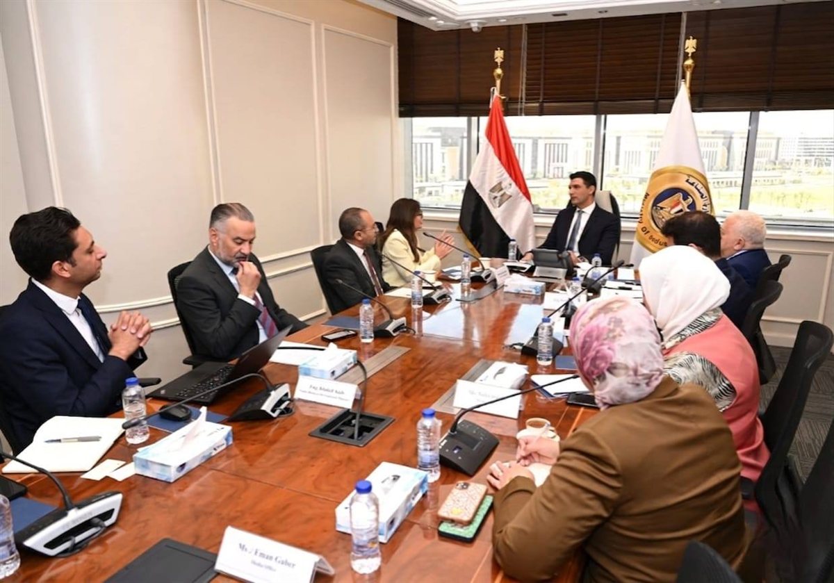وزير الصناعة يناقش مشروعات الطاقة الخضراء في مصر