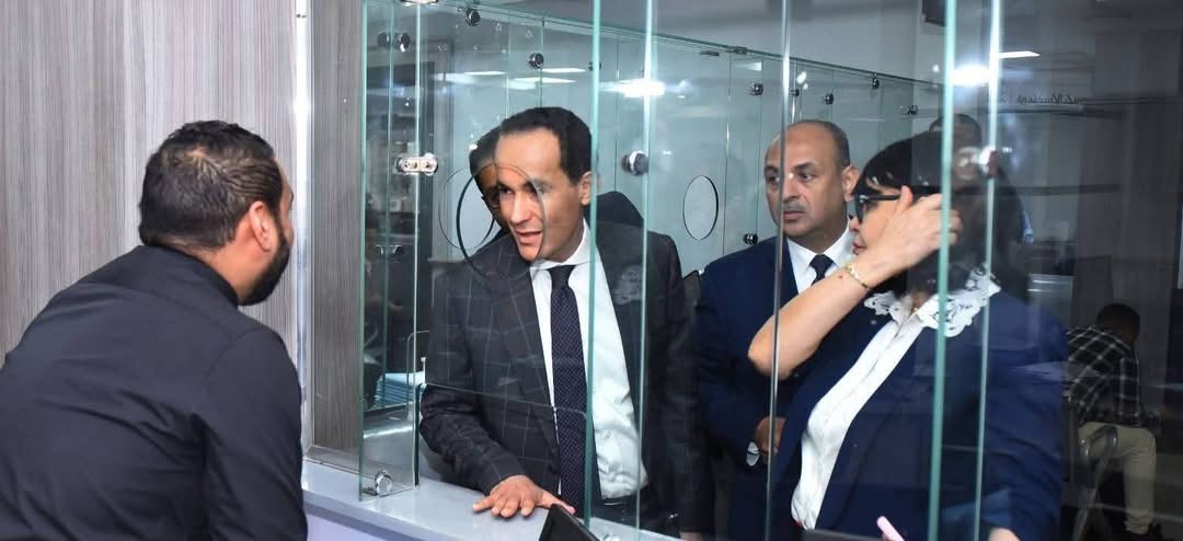الرئيس التنفيذي للاستثمار يتفقد مركز خدمات المستثمرين