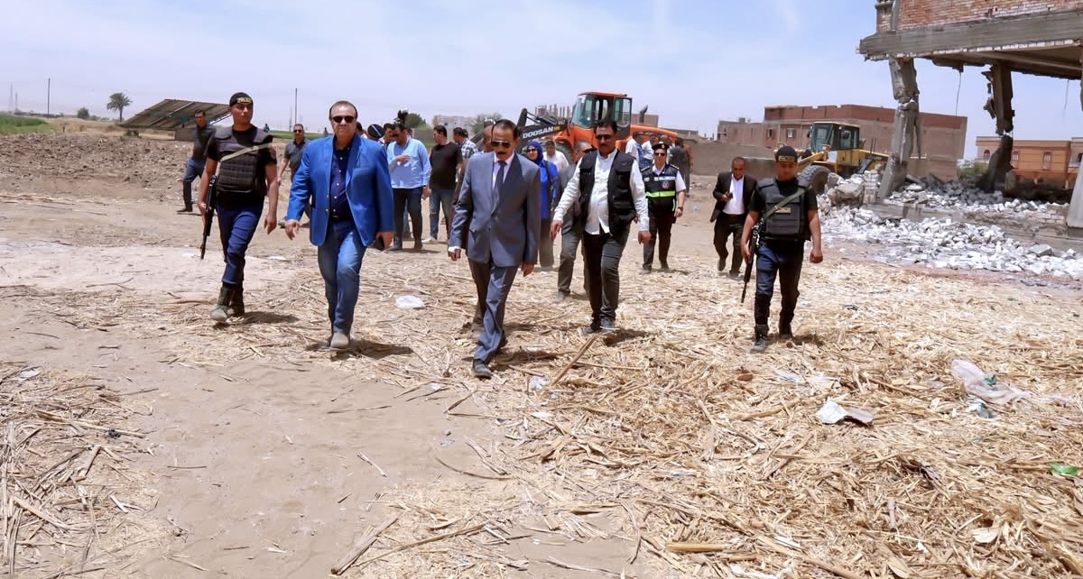 محافظ سوهاج يقود حملة لإزالة التعديات والبناء المخالف في المنشاة