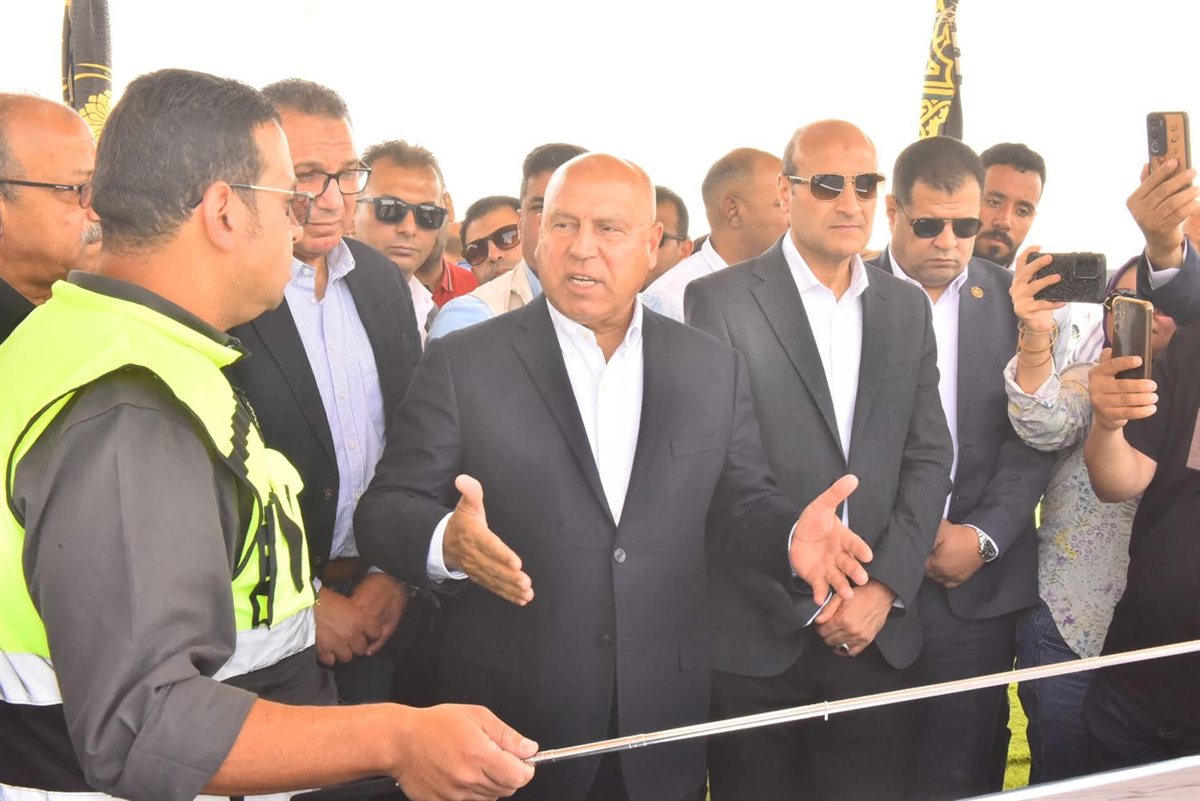وزير النقل ومحافظ أسيوط يشهدان التشغيل التجريبي لمحور ديروط
