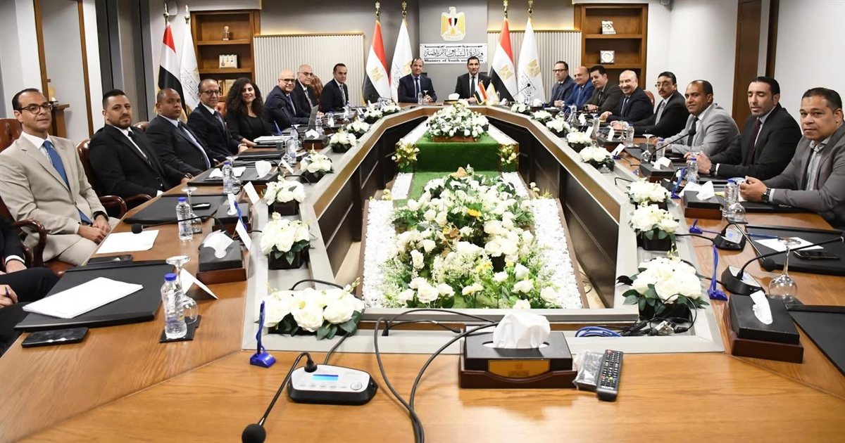 وزير الشباب والرياضة يبحث مع استادات خطط تطوير الأندية