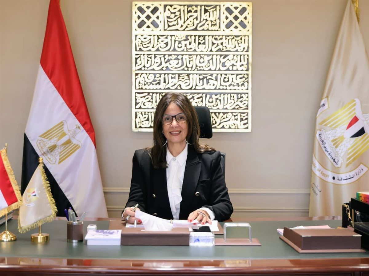 الدكتورة جيهان زكي وزيرة الثقافة