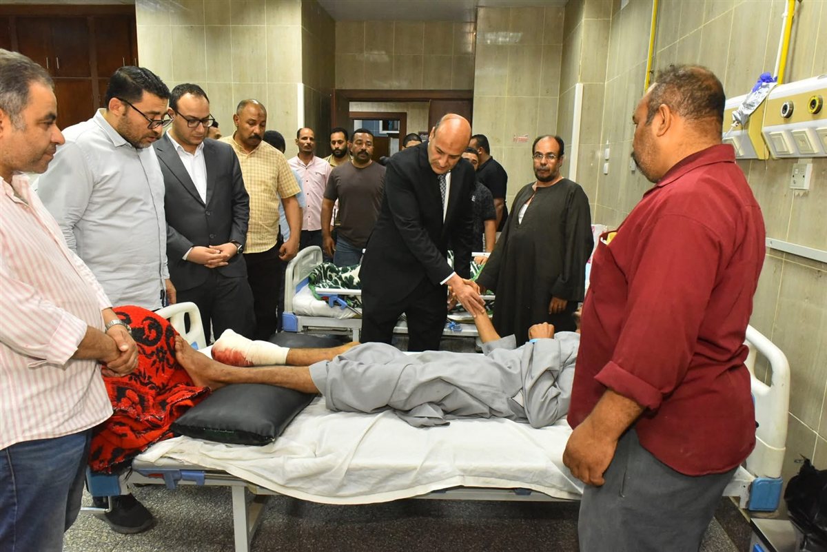 محافظ أسيوط يزور مصابي حادث أبنوب بمستشفى الإصابات الجامعي