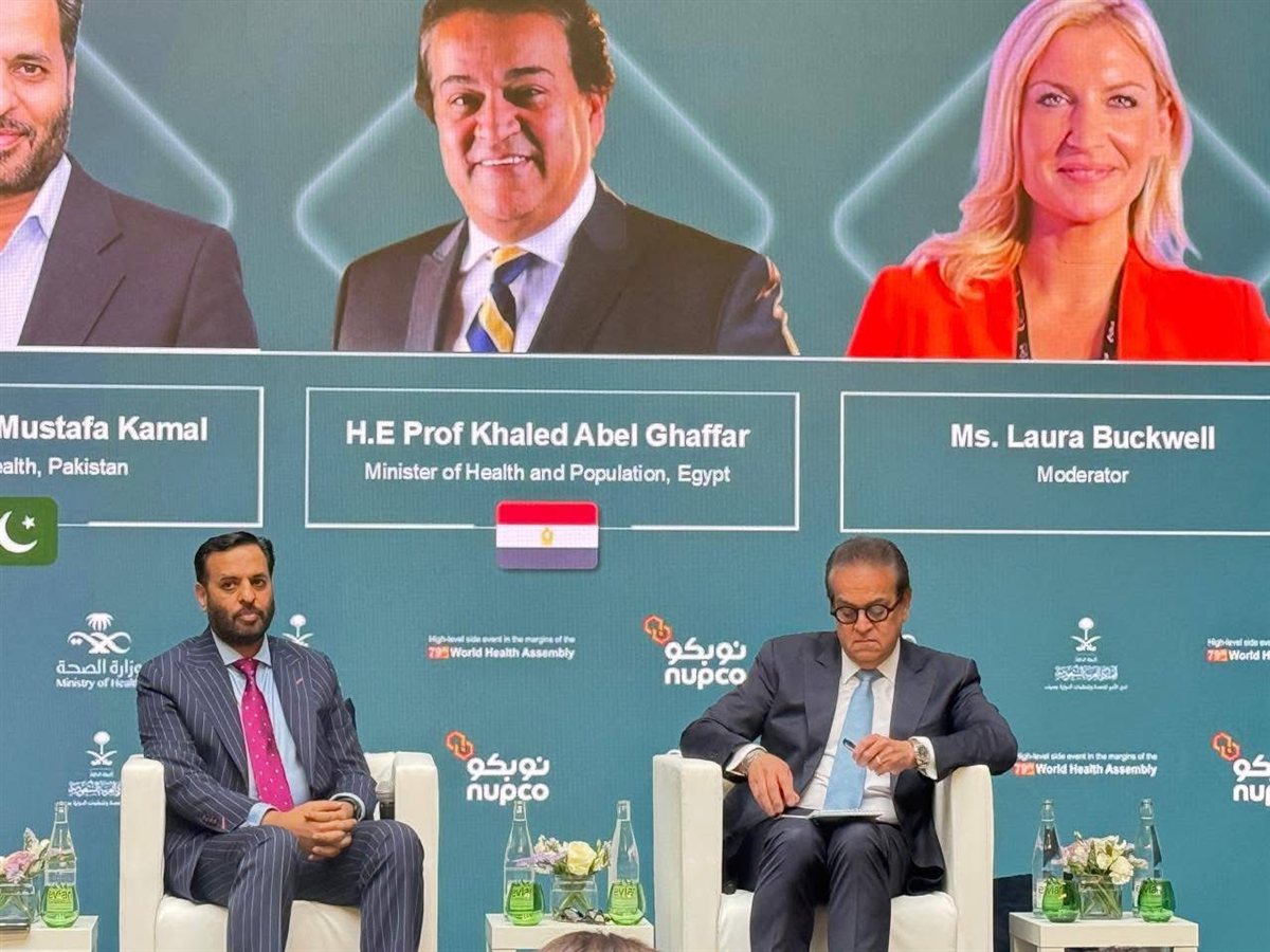 خالد عبدالغفار يستعرض بجنيف تجربة مصر في التصنيع الدوائي