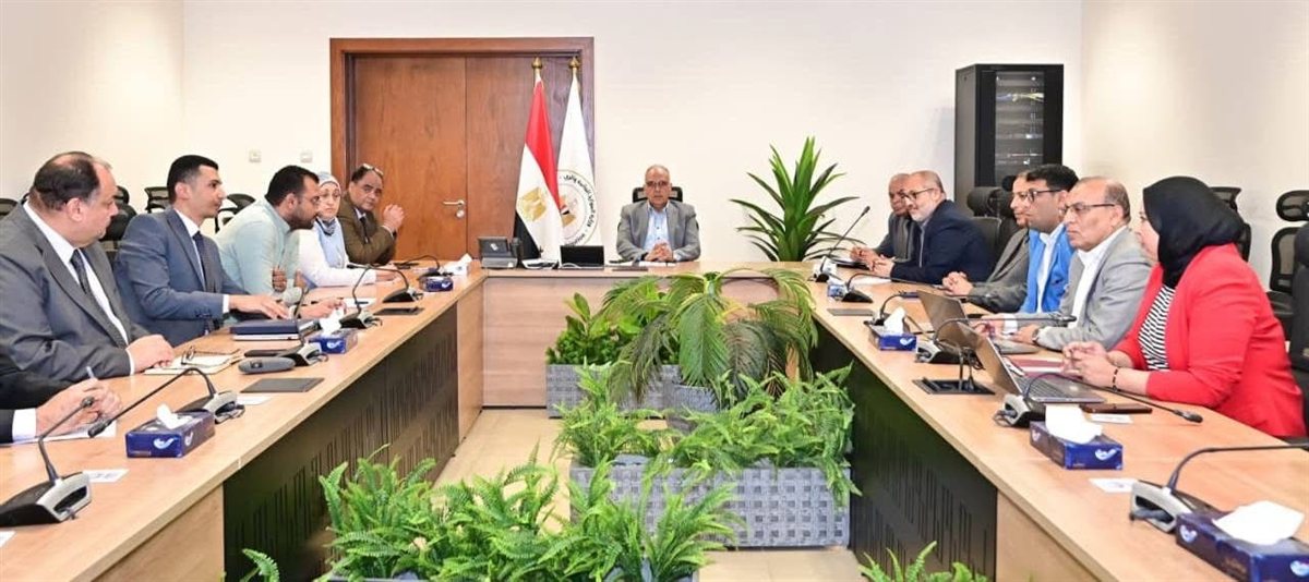 وزير الري يتابع أعمال حماية الشواطئ والتكريك بمصب مصرف جمصة