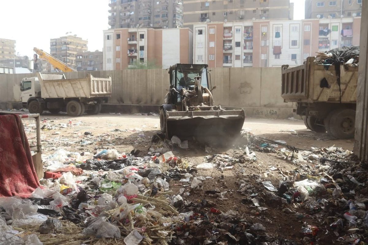 رفع 1140 طن قمامة ومخلفات من ترعة الزمر والمنيب بالجيزة