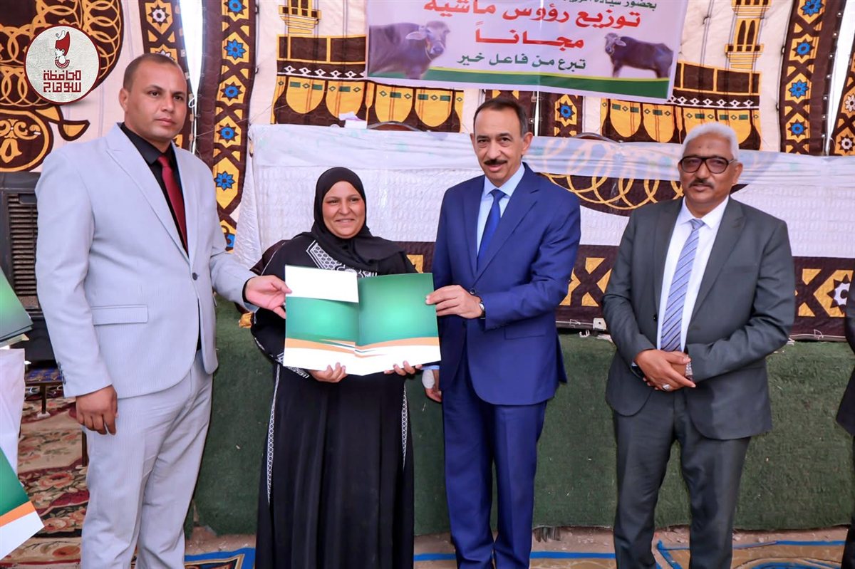 محافظ سوهاج يسلّم شيكات زواج وماشية لأسر المراغة