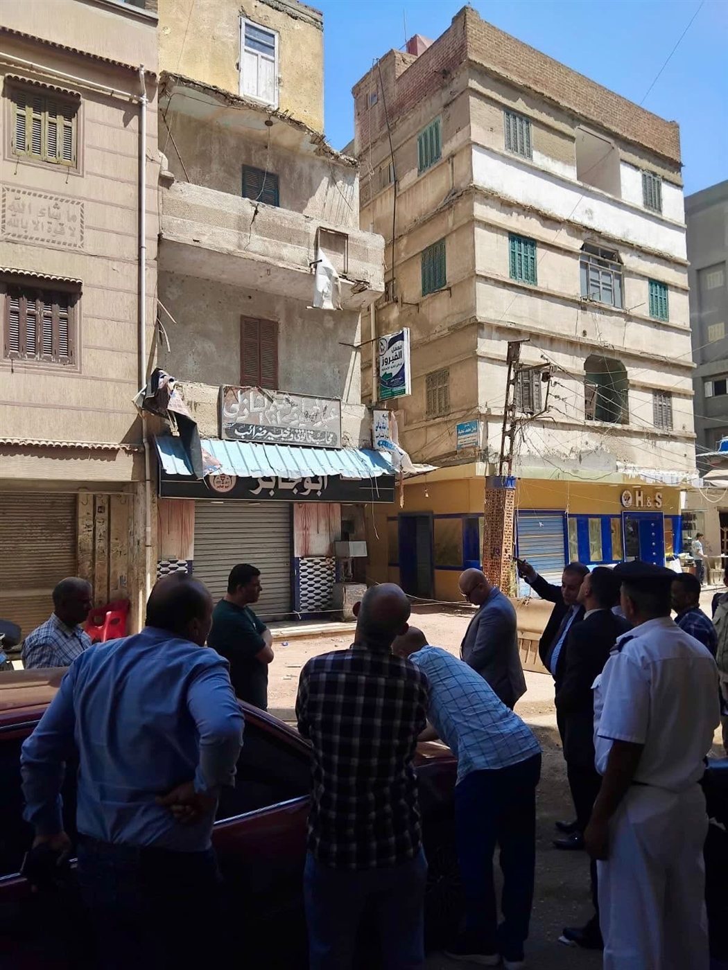 النيابة تفحص عقار مطوبس بعد انهيار جزئي وإصابات