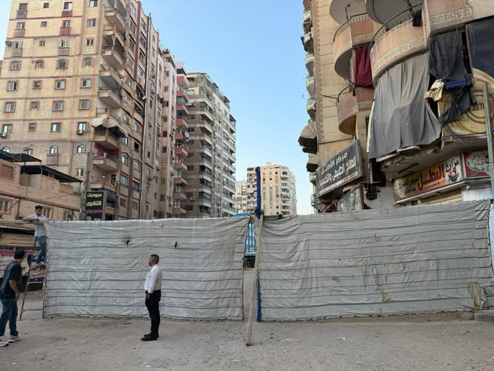 إخلاء عقارين مائلين في كفر طهرمس بالجيزة