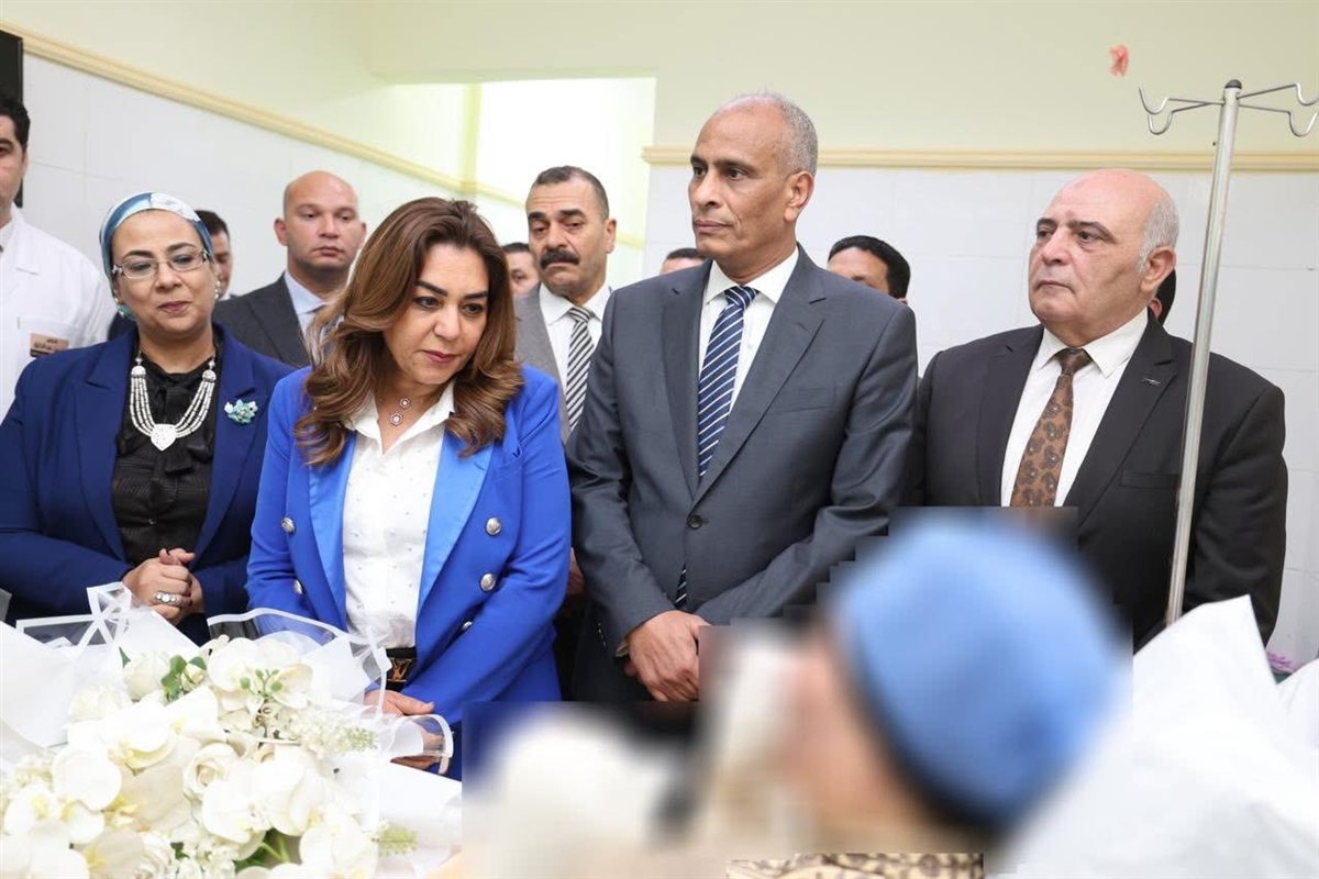 وزيرة التنمية المحلية ومحافظ كفرالشيخ يطمئنان على حكمت الباز