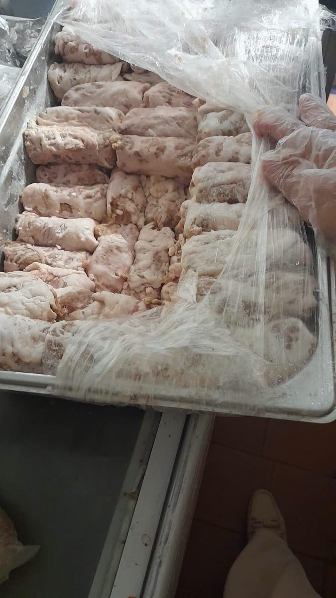 ضبط أغذية غير صالحة داخل مطعم شهير خلال حملة رقابية بمدينة الشروق
