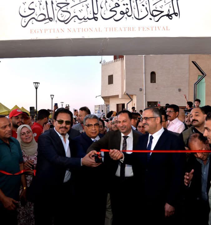 محافظ الدقهلية والفنان محمد رياض خلال افتتاح ممشى البهجة في المنصورة