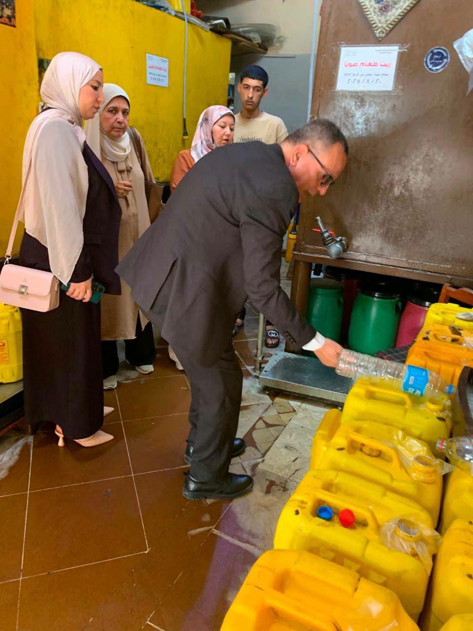 ضبط زيوت مجهولة المصدر داخل منشأة غير مرخصة بالدقهلية