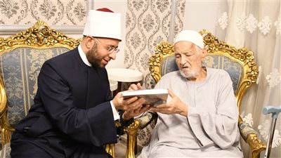 في لفته إنسانية.. وزير الأوقاف يزور الشيخ منصور الرفاعي