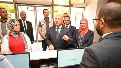 كامل الوزير يتفقد سير العمل بمقر الهيئة العامة للتنمية الصناعية