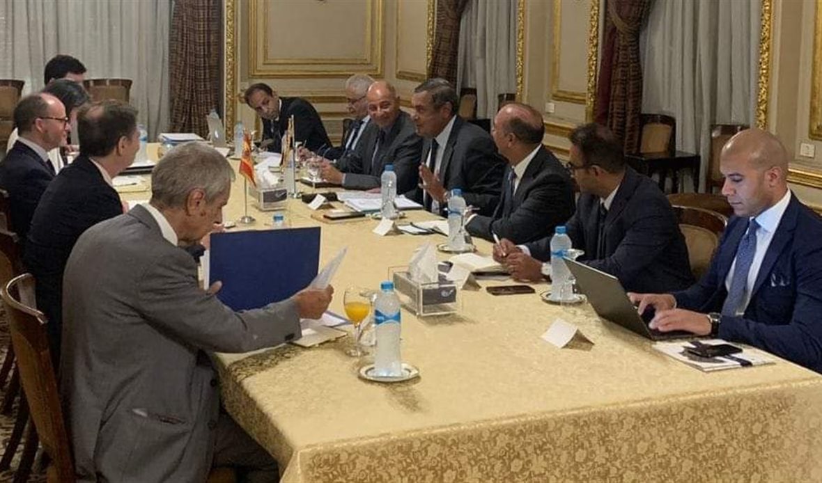 جانب من المشاورات