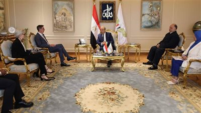 وزير الطيران يلتقي نائب الرئيس التنفيذي لمجموعة Thales الفرنسية العالمية
