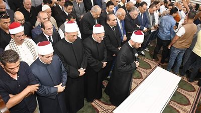 أسامة الأزهري يؤدي صلاة الجنازة على وزير الأوقاف الأسبق بطلب من أبنائه وأسرته