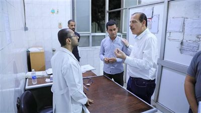 نائب وزير الصحة يتفقد مستشفى أخميم المركزي ويوصي باتخاذ الإجراءات القانونية مع فني الأشعة