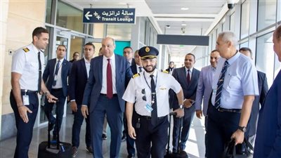 وزير الطيران يتفقد مطار برج العرب الدولي