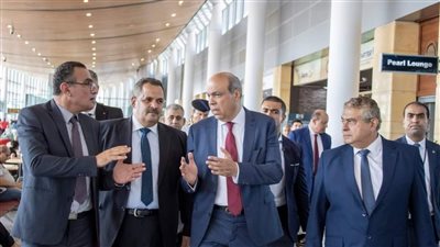 جولة وزير الطيران في مطار برج العرب الدولي 