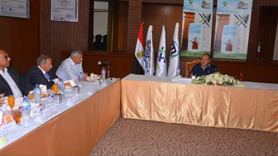 وزير قطاع الأعمال العام يجتمع بالرؤساء التنفيذيين لشركات الأدوية التابعة