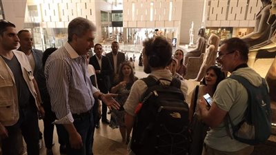 وزير السياحة يلتقي بمجموعة من السائحين الأجانب خلال تواجدهم بالمتحف المصري الكبير
