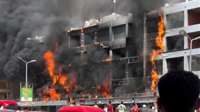 “إخماد حريق ضخم في محلات داخل مول بمنطقة الجمالية”