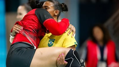 لقطة الأولمبياد.. روح رياضية تجمع لاعبتي البرازيل وأنجولا  بعد إصابة الأخير (صور)