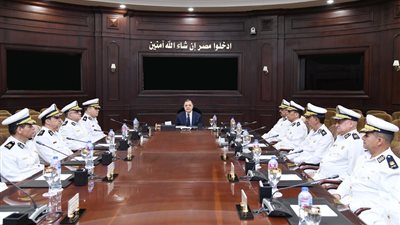 وزير الداخلية يجتمع بالقيادات الأمنية عبر تقنية الفيديو كونفرنس
