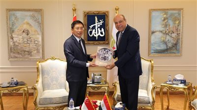وزير الطيران المدني يلتقي بالسفير السنغافوري لتعزيز التعاون في مجال الطيران